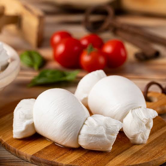 Mozzarelle fresche su tagliere di legno