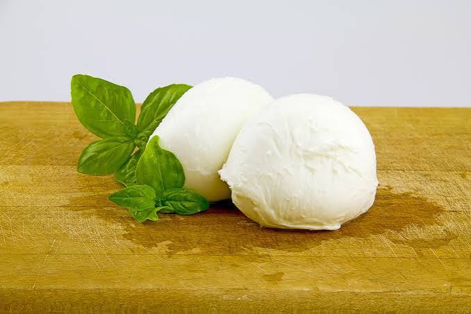 Mozzarella con basilico su tagliere