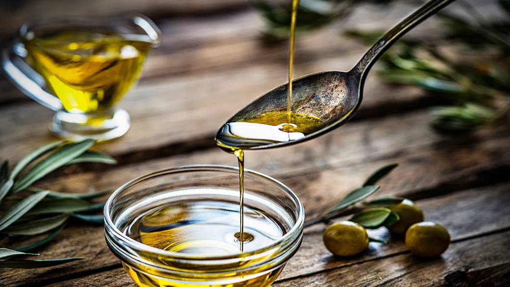 Olio extravergine di oliva versato in una ciotola
