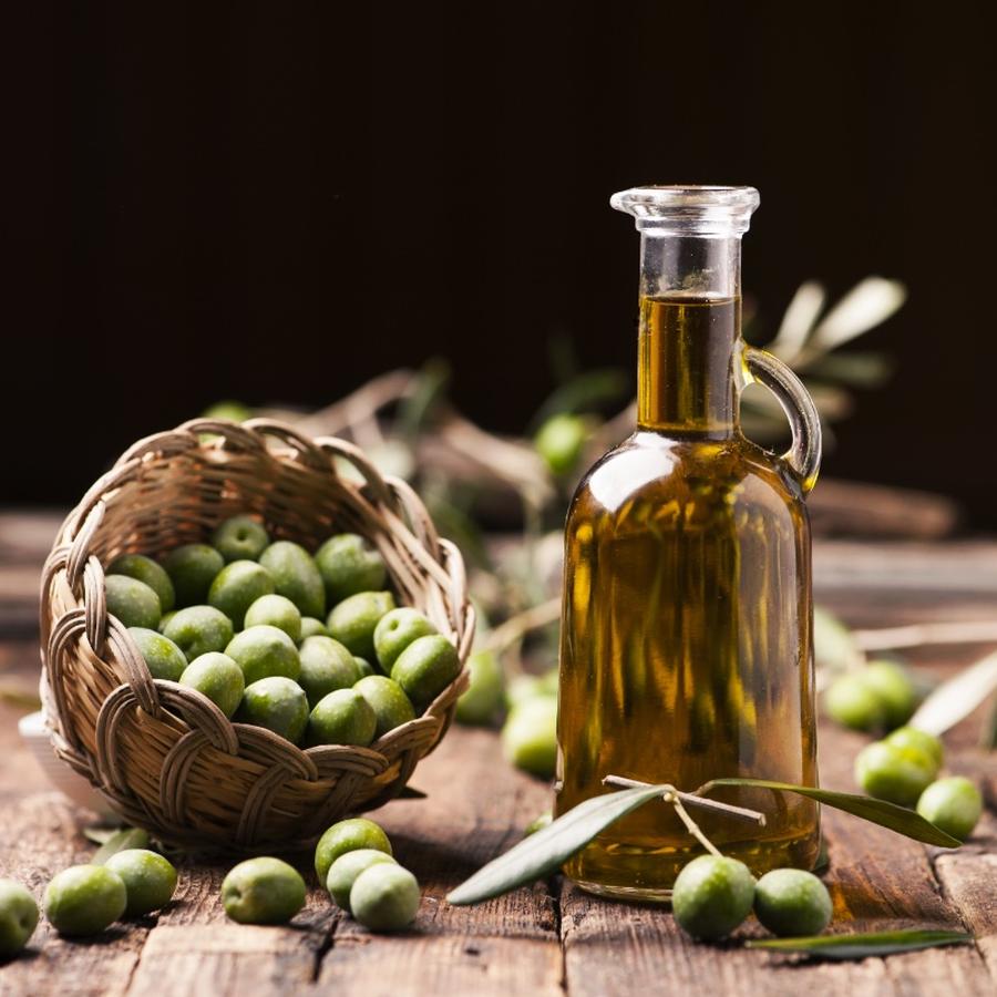 Bouteille d'huile d'olive extra vierge avec olives